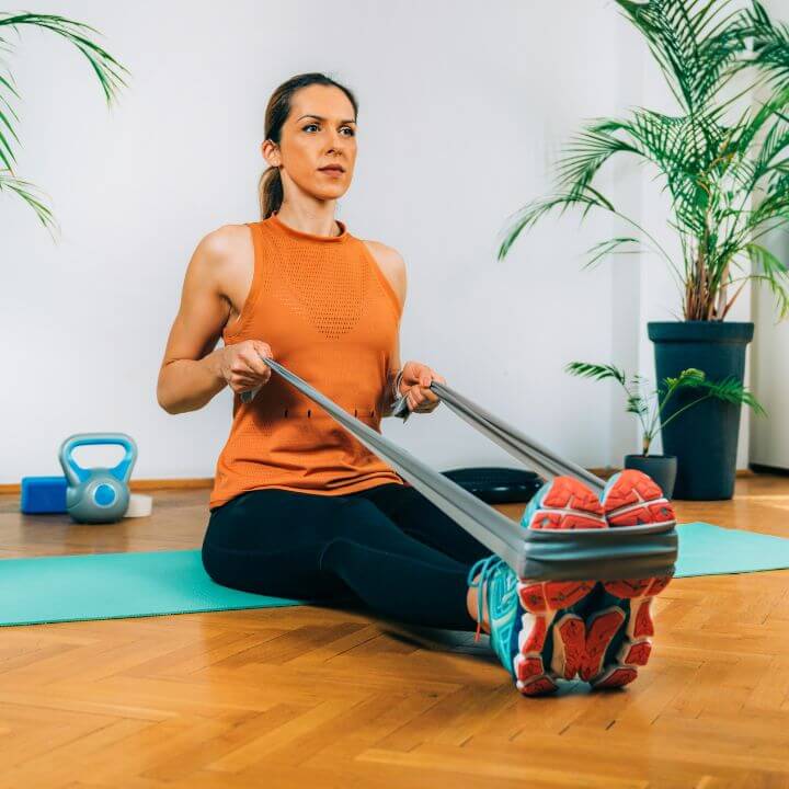 Pilates en Casa para Principiantes Postura Remo de Espalda con Banda Elástica (8)