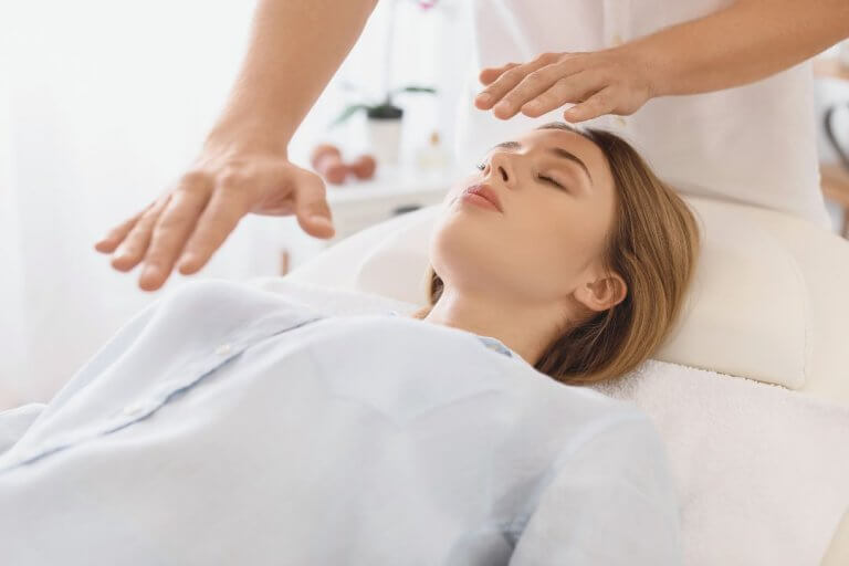 para qué sirve el reiki 3 beneficios en tu salud diaria